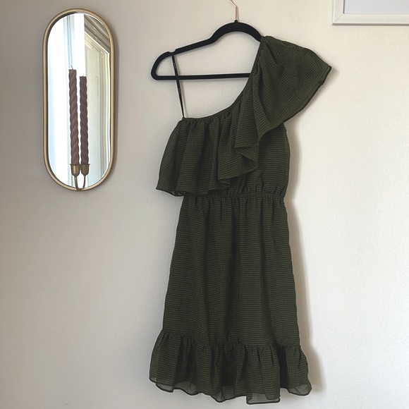 ALI & JAY Los Angeles Green Ruffled Gingham One Shoulder Dress - Picture 4 of 5